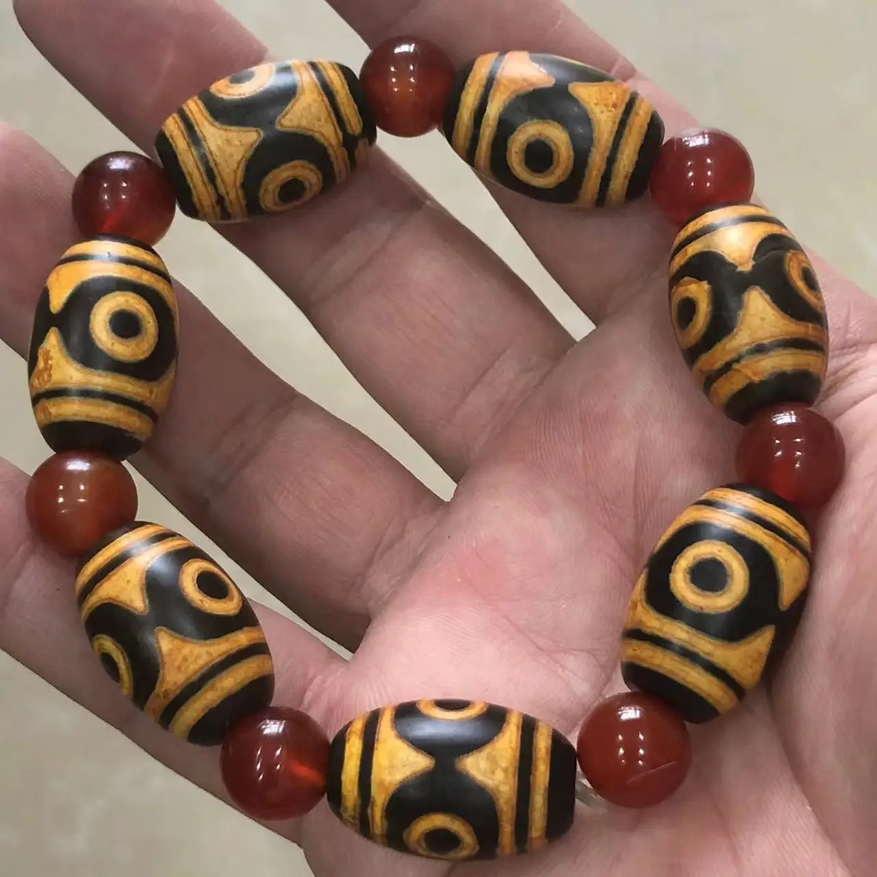 Tibetan retro old tooth yellow three-eye dzi bead agate bracelet Xizang old agate versatile model view 3