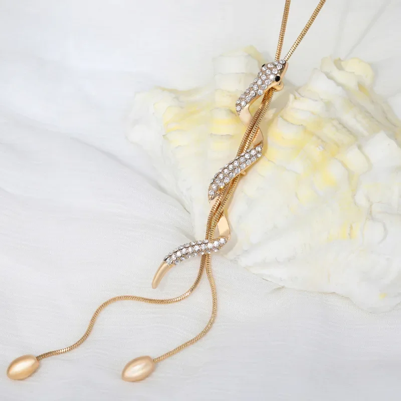 Emparelhado com um suéter e um colar longo, este colar longo moderno e versátil em forma de cobra é adequado para mulheres