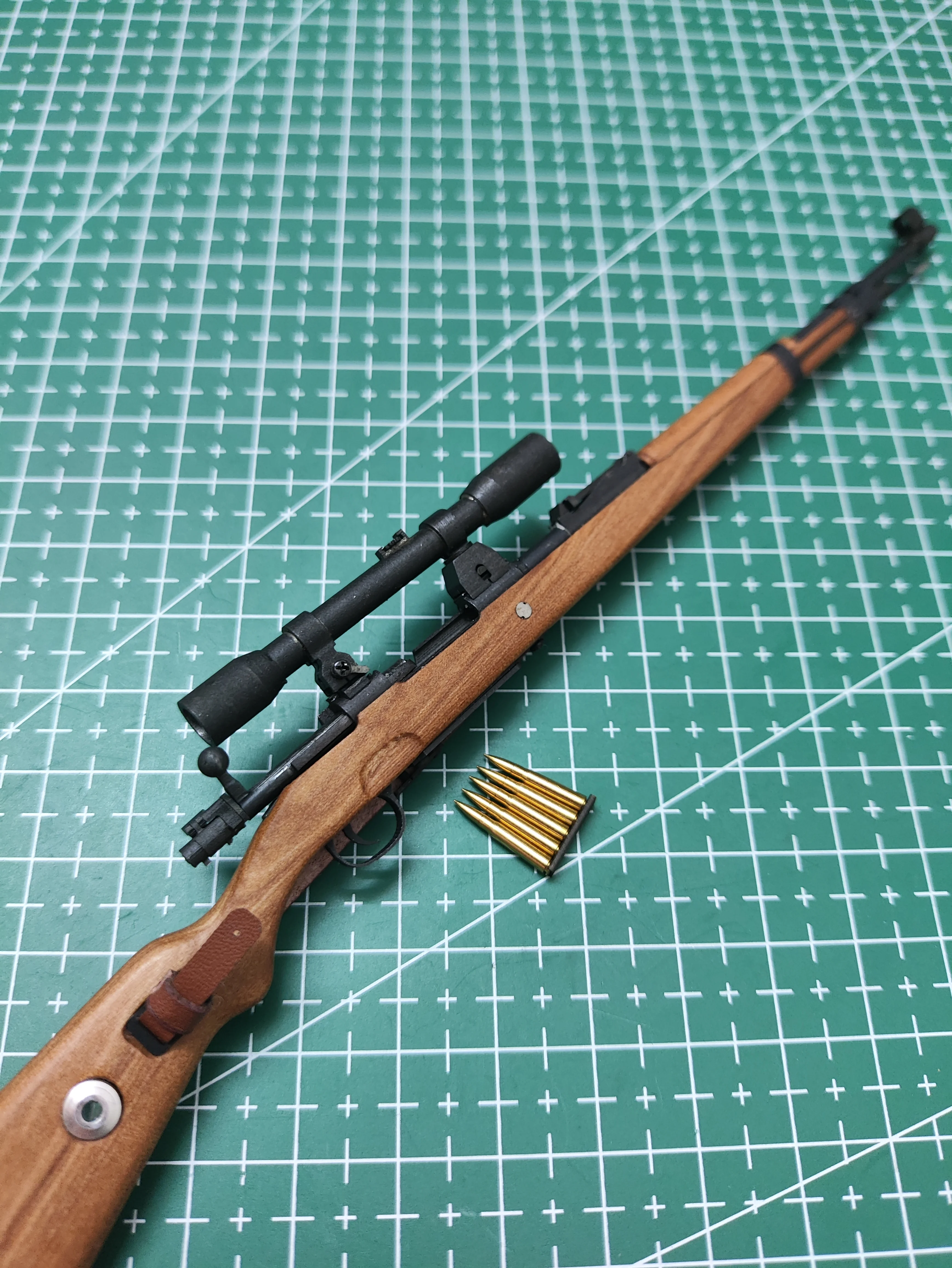 1/6 WWII 98K Sniper Rifle Mini Model, Semi-Handmade Metal Wood, Detachable Military Collectible & Decor Ornament for Army Fans