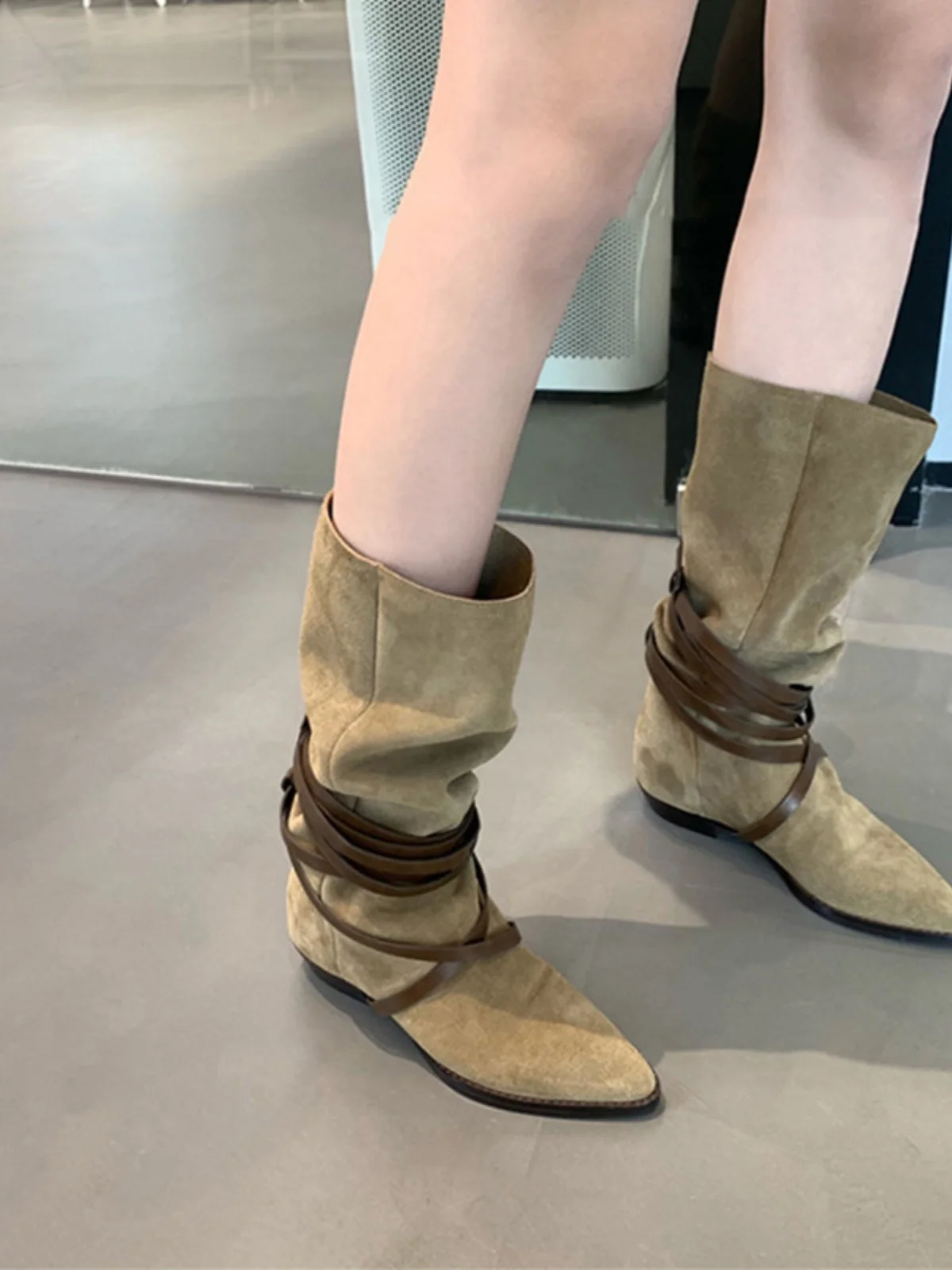 bottes-western-retro-en-cuir-floque-a-talon-plat-et-bout-pointu-pour-jeunes-modele-automne-hiver-2025-avec-boucle-croisee-et-tige-haute