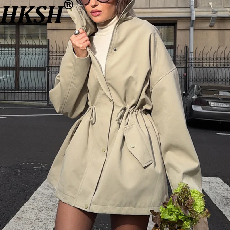 

HKSH весенне-осенний новый женский плащ с воротником-стойкой, шнурком на талии, карманами на молнии, элегантная трендовая хлопковая ветровка HK14642