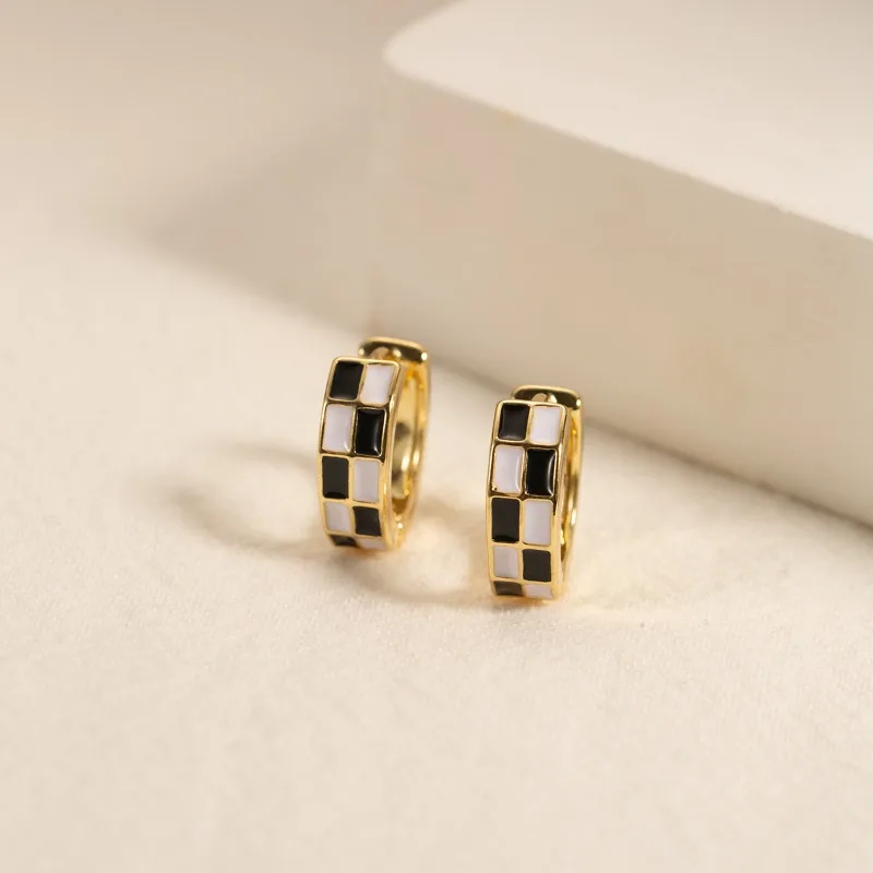 قطعتان من أقراط Huggie ذات الشطرنج الرجعية الراقية للسيدات بتصميم متخصص فريد من نوعه وعصري ومتعدد الاستخدامات