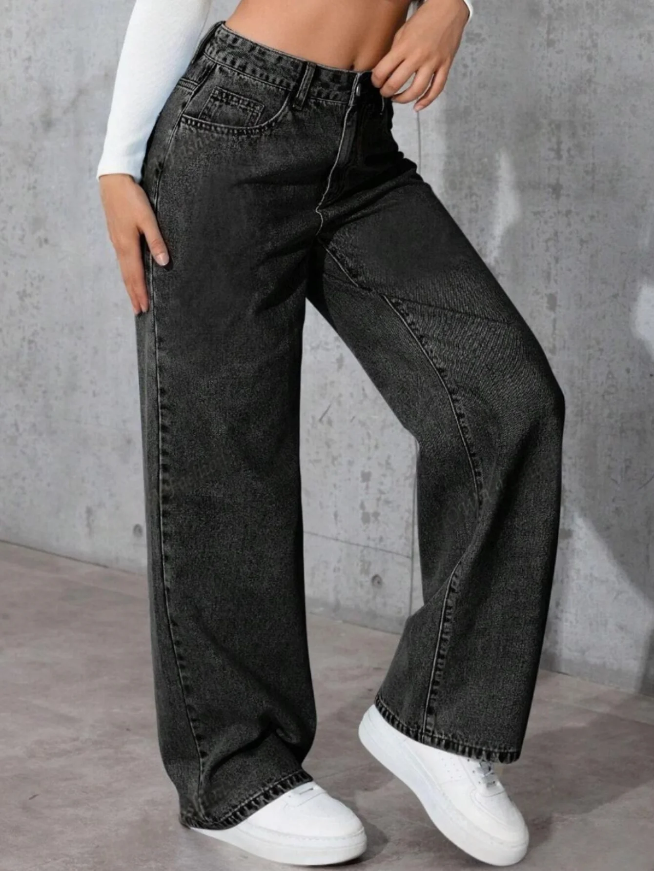Vaqueros rectos negros básicos sencillos e informales.