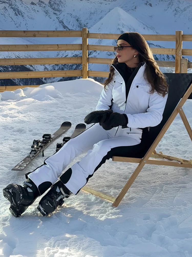 بدلة تزلج بحزام بقلنسوة مزخرفة بالفرو نحيفة مقاومة للرياح ومقاومة للماء وأكمام طويلة موضة شتاء 2025 بدلة نسائية على الموضة للثلج