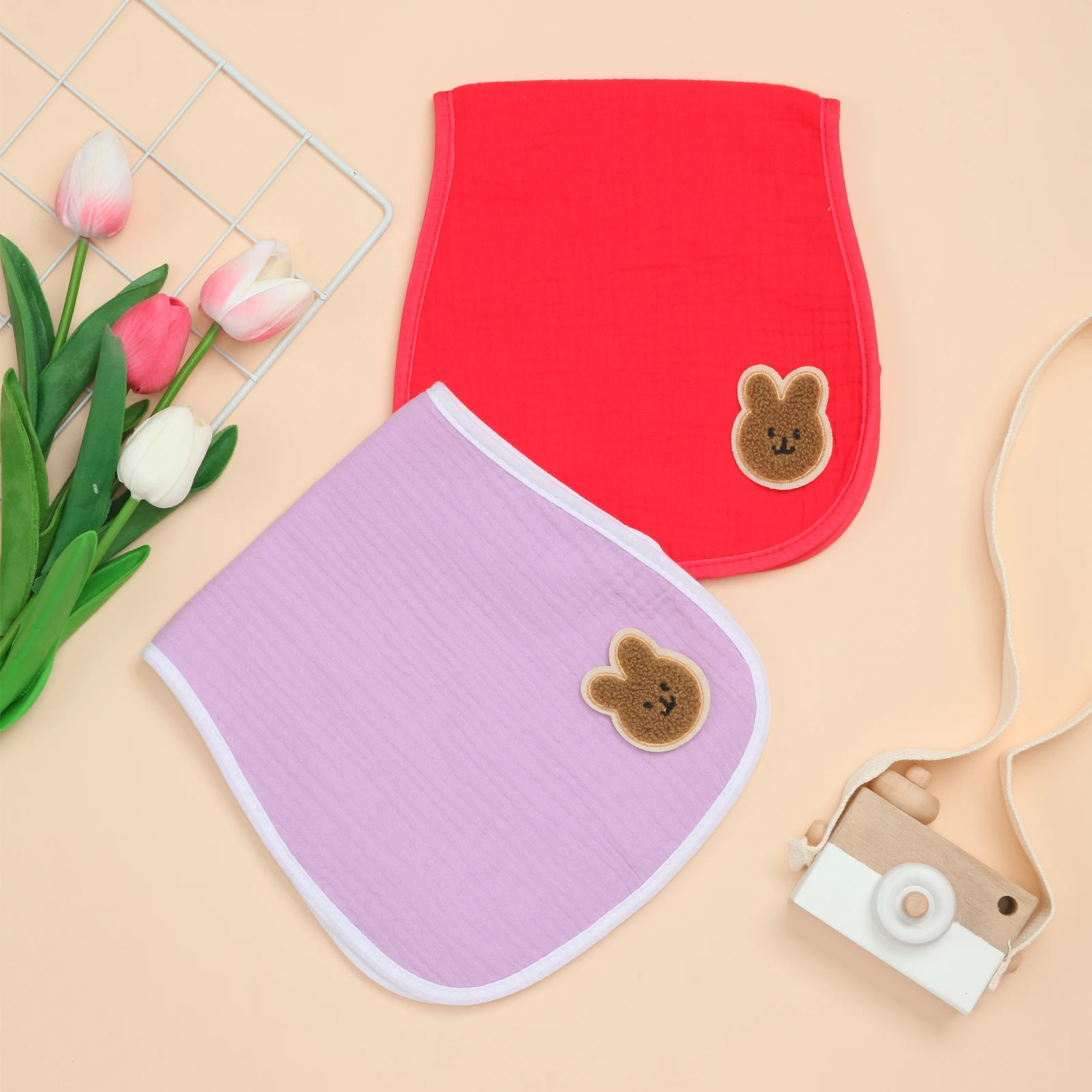 ملابس التجشؤ للفتيات الصغيرات - عبوة من قطعتين من قماش التجشؤ القطني فائقة الامتصاص، خرق ناعمة لحديثي الولادة (أحمر وأرجواني)