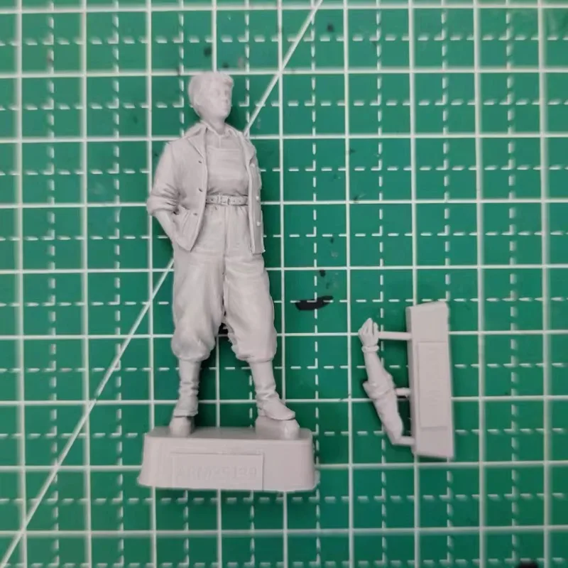 1/35 Scale Resin Cast Figure Soldier Model Kit History Miniature Female Mechanic Figurine Unassembled and Unpainted DIY Toy 613X