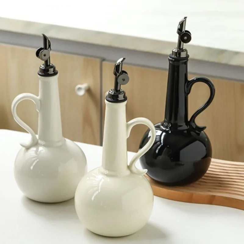 Ceramic oil bottles household peanut oil and edible oil are bottled separately.