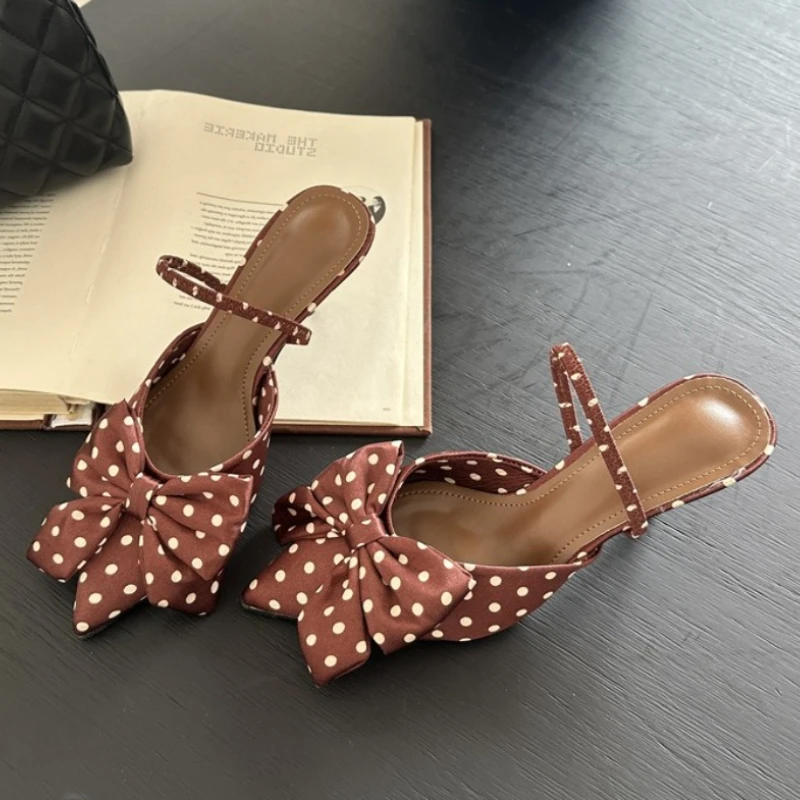 

Элегантные босоножки на высоком каблуке с украшением в горошек и бантом, женские модные атласные туфли-лодочки с острым носком, пикантная дизайнерская обувь с открытой пяткой