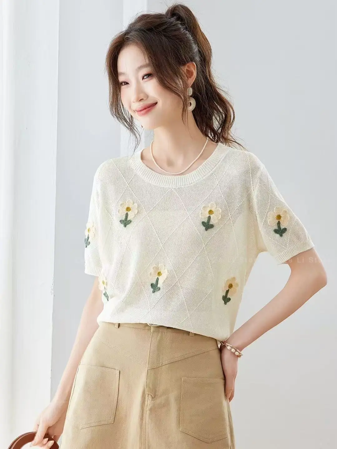 

Three-dimensional Floral Embroidered Short-sleeve T-shirt - Women's Cropped Summer Top, 2026 New Commute Knitwear, Relaxed Fit