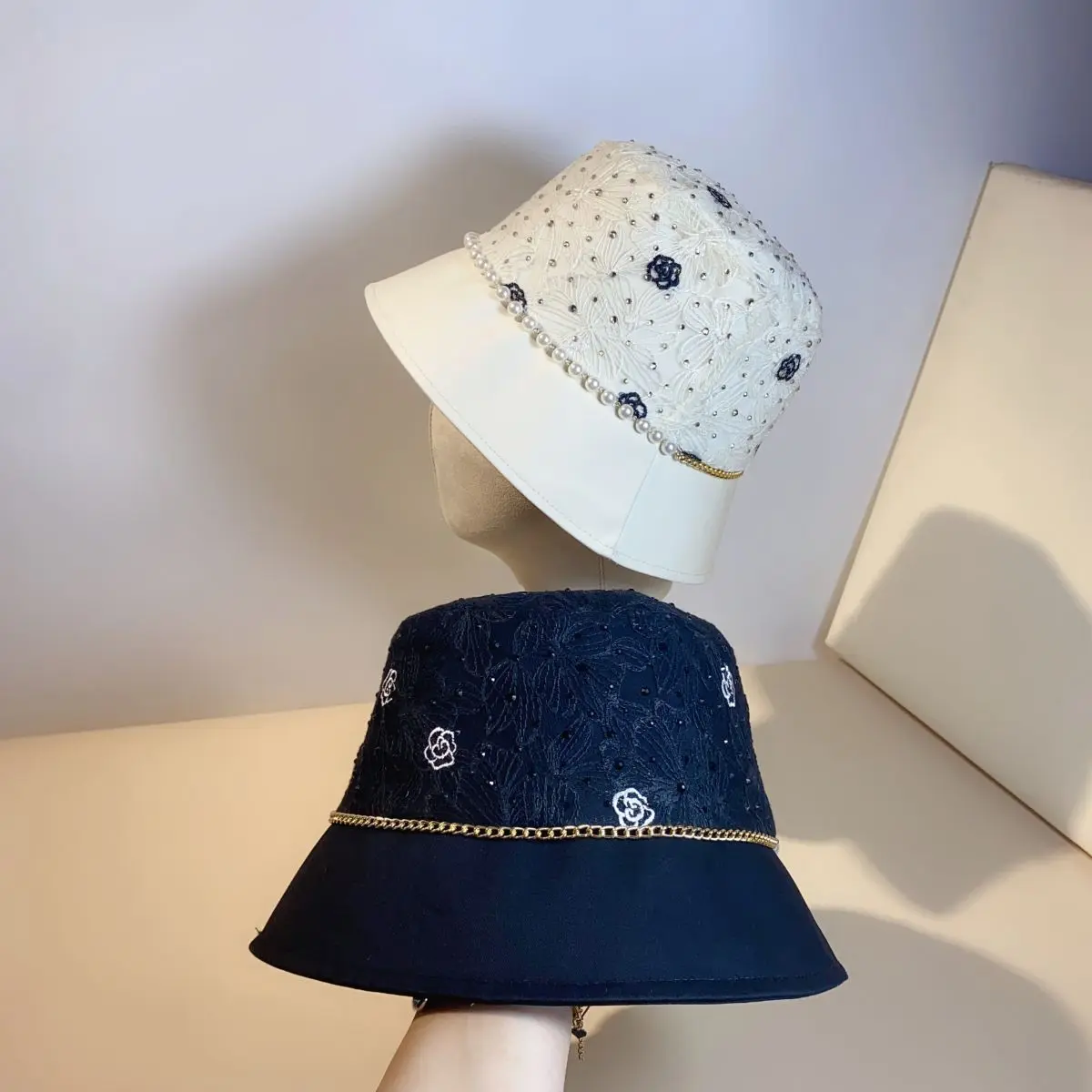 Bucket Hat for Female Spring and Autumn 3D Lace Flower Flash Diamond Pearl Chain Outdoor Shopping Sunscreen Designer Bucket Hat