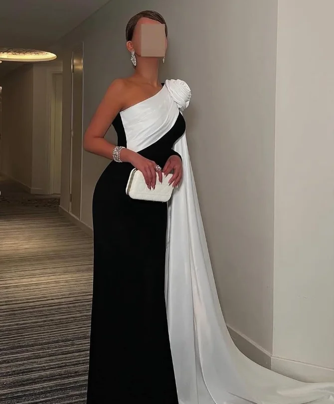 Maßgeschneiderte, hochwertige, rückenfreie, farbkontrastfarbene Hofschleppe in Schwarz und Weiß mit Falten, bodenlang, formell und elegant