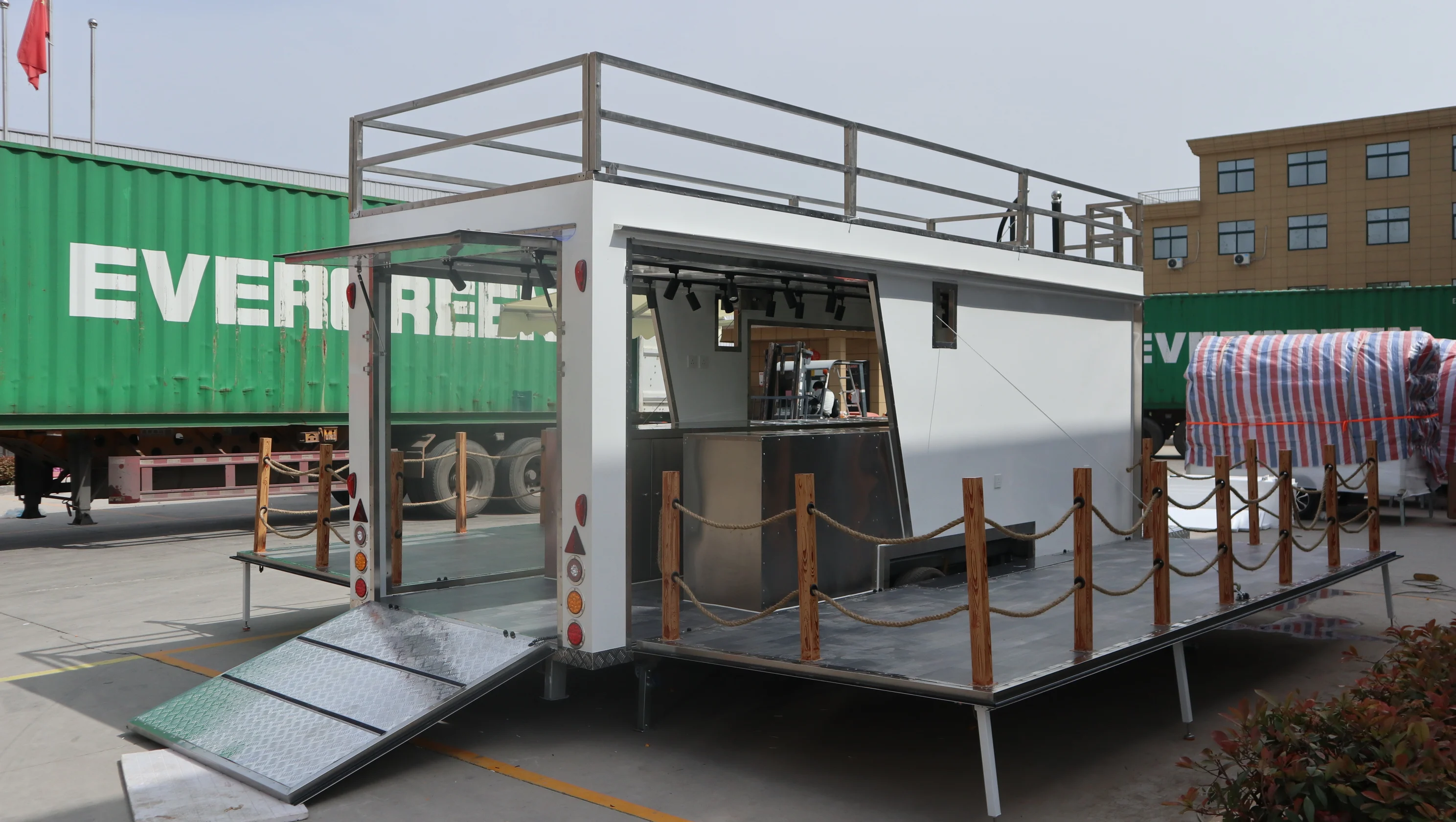Street Modern Food Trailer Ice Cream Waffle Commercial Mobile Food Trailer Cart Dessert Donut Luxury Food Truck With Restrooms