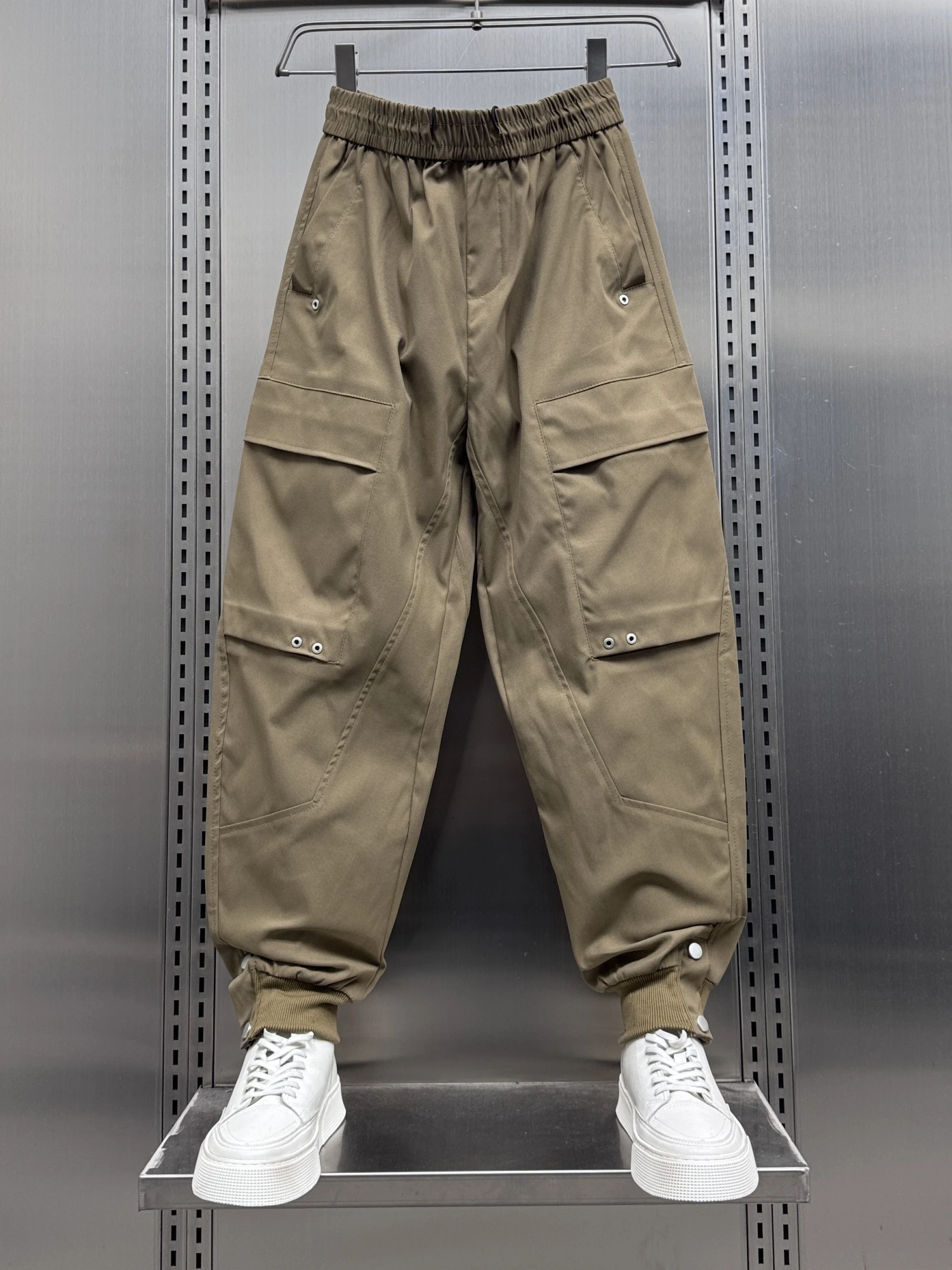 

Мужские повседневные брюки весна 2025: свободный крой, эластичный пояс, манжеты, однотонные, для активного отдыха и работы, молодежные, с карманами