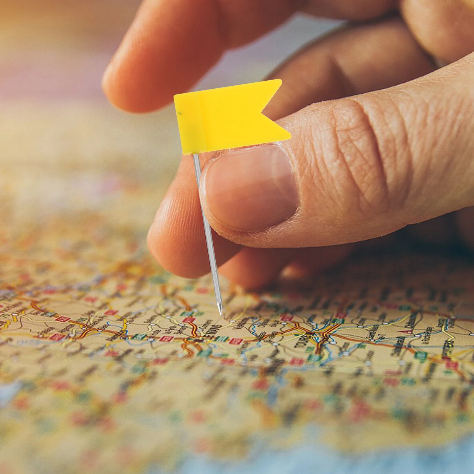 160 قطعة مسامير الخريطة دبابيس ضغط مع أعلام 8 ألوان قابلة لإعادة الاستخدام لوحة الرسم دبابيس للوحات الإعلانات الملصقات صور خرائط الحائط