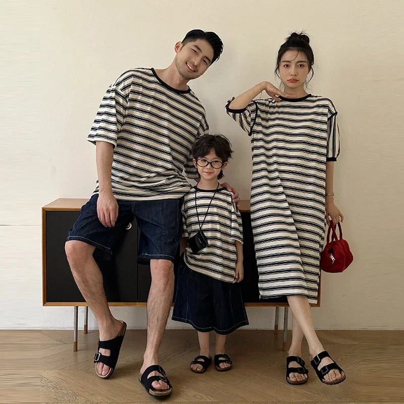 

Модный летний одинаковый комплект для всей семьи, корейское полосатое платье, наряд для мамы и дочки, детская одежда для папы и сына, образ для братьев и сестер