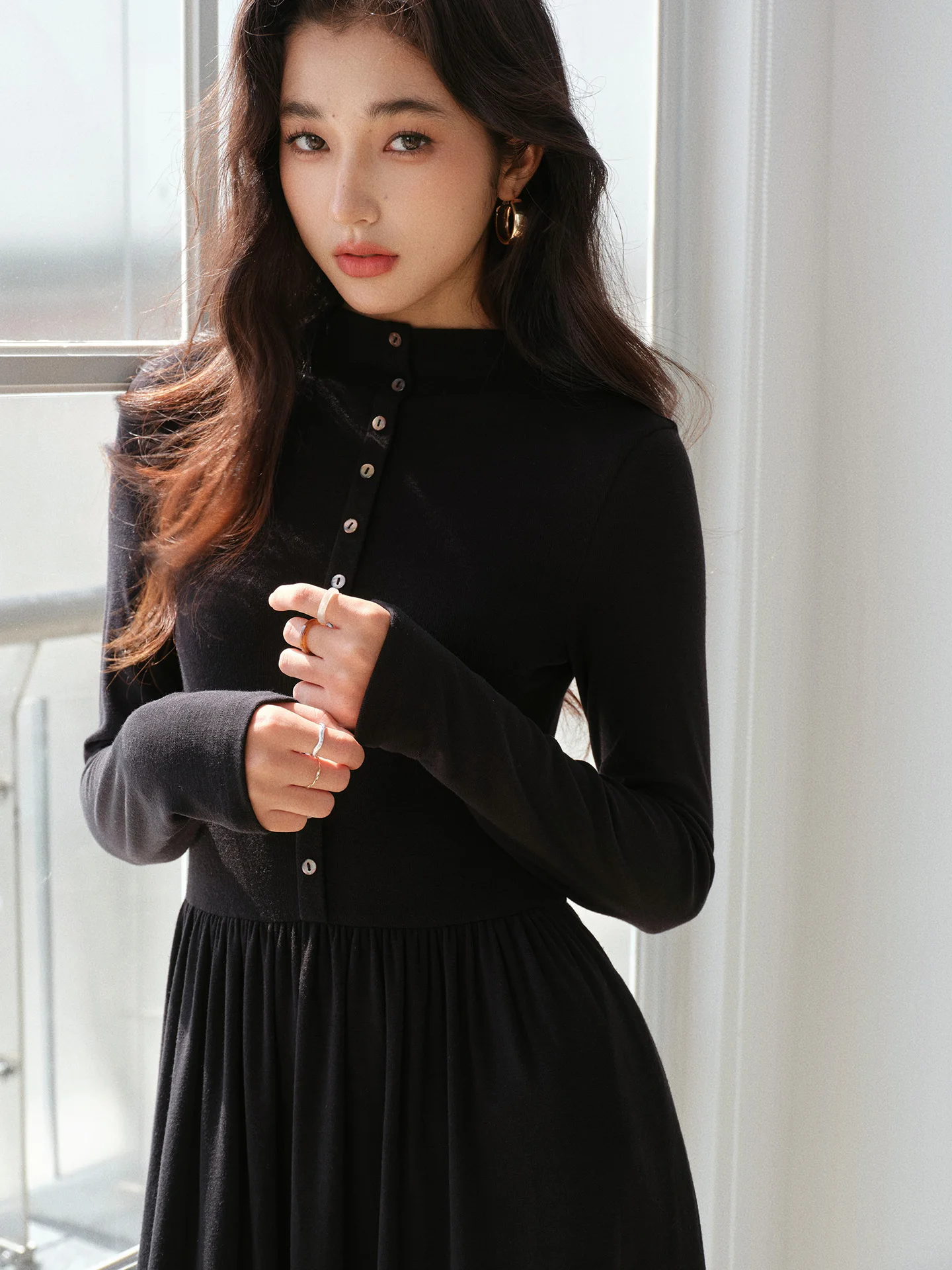 Abito elegante in maglia nera Abito slim fit a maniche lunghe con collo alto Autunno Inverno Abito maxi svasato in vita ampia per donna Abito casual