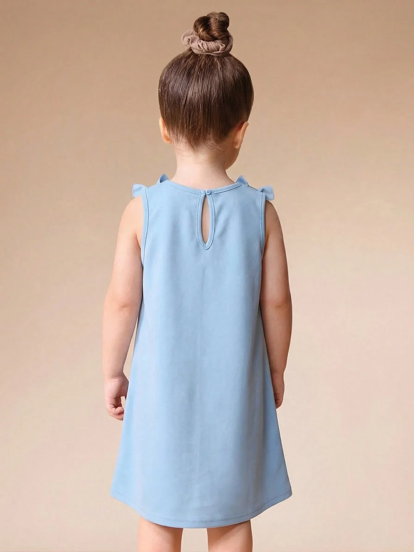 

Светло-голубое летнее платье А-силуэта без рукавов с бантом на плече и вырезом на спине, повседневное