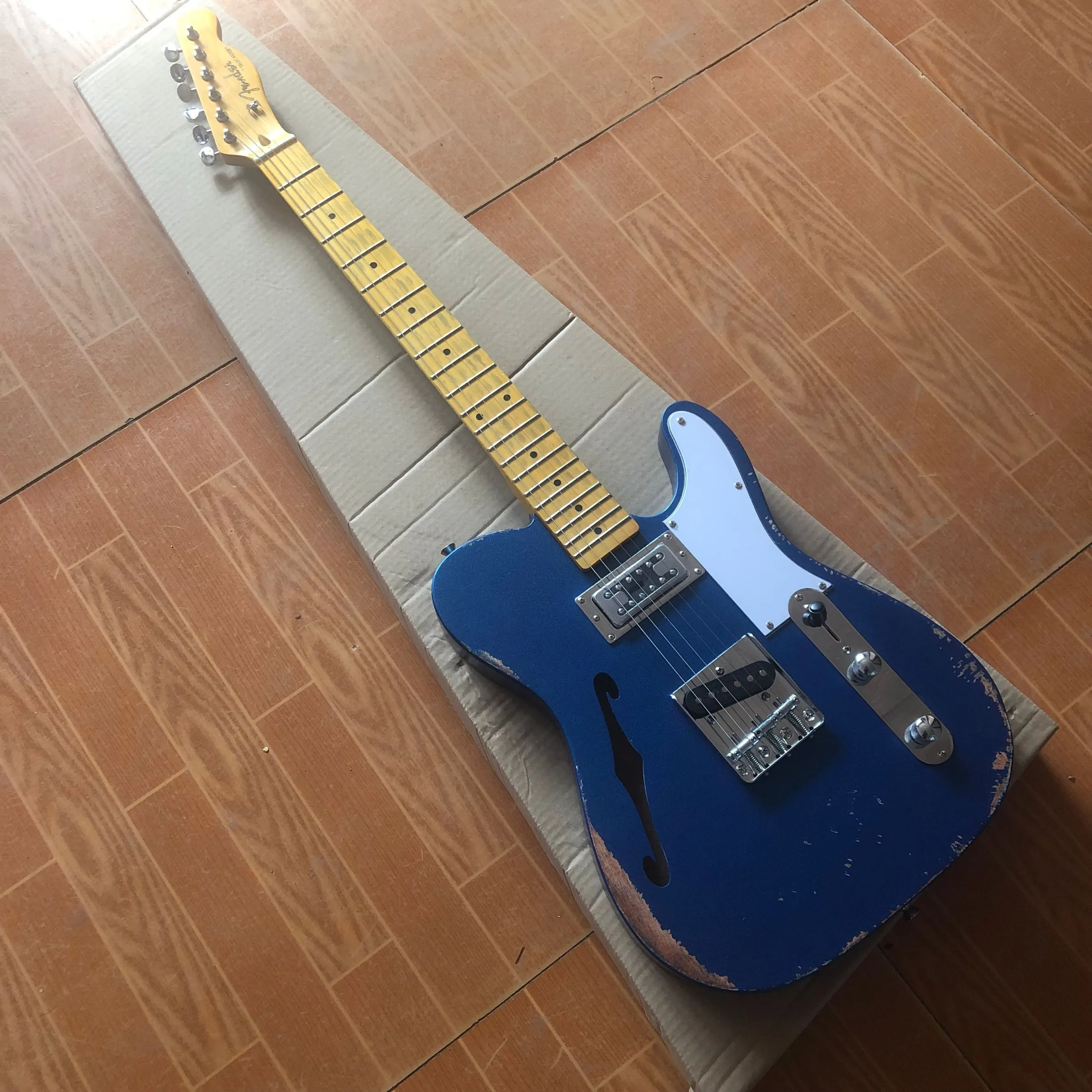 

Inventory, relic electric guitar, blue. Cow bone string pillow. Factory wholesale and retail, free shipping