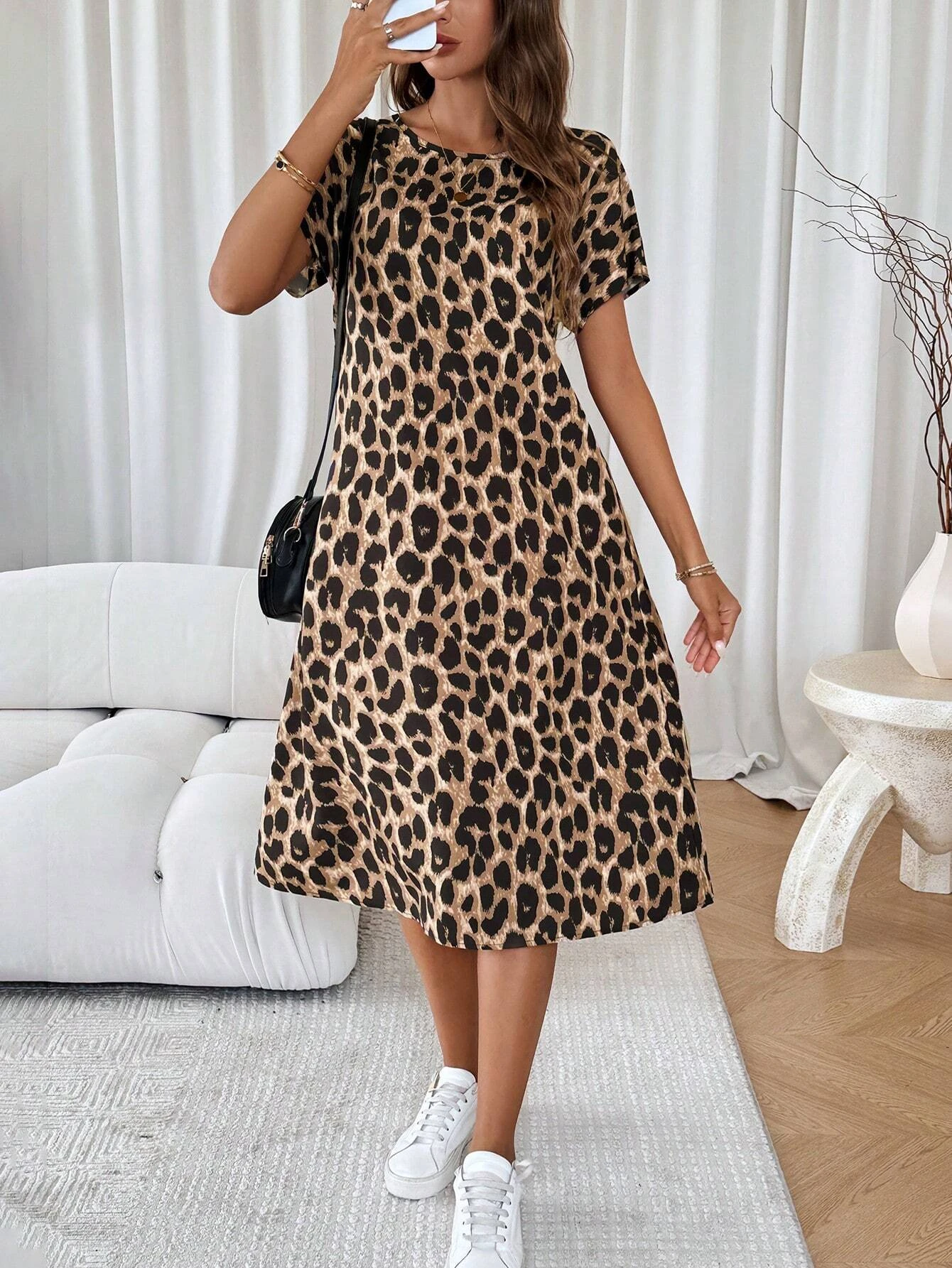 Retro-Rock mit Leopardenmuster. Sommerliches, kurzärmliges, mittellanges, lockeres, schmales A-Linien-Kleid mit Bauchbedeckung