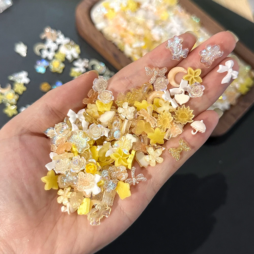 50g Gelb Gemischte Kawaii Harz Nail art Strass Aurora Glänzende Schleife Blumen Mond Flatback Nagel Charms DIY Maniküre Decorat