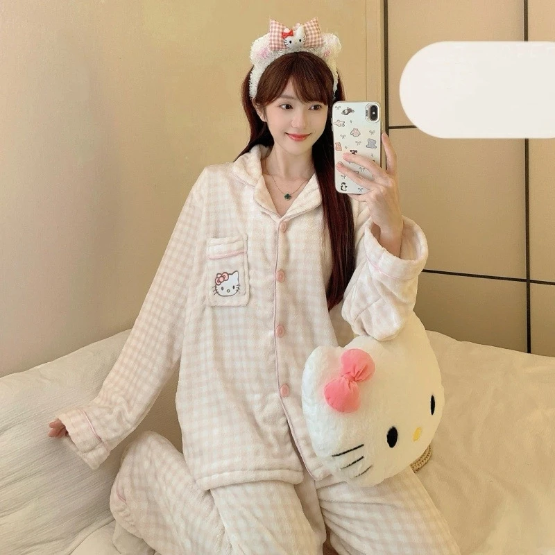 Conjunto de pijamas con estampado de cuadros de Hello Kitty para invierno, pijamas nuevos de dibujos animados Kawaii, traje cálido coreano dulce Y2K, ropa de casa de felpa, ropa de dormir bonita