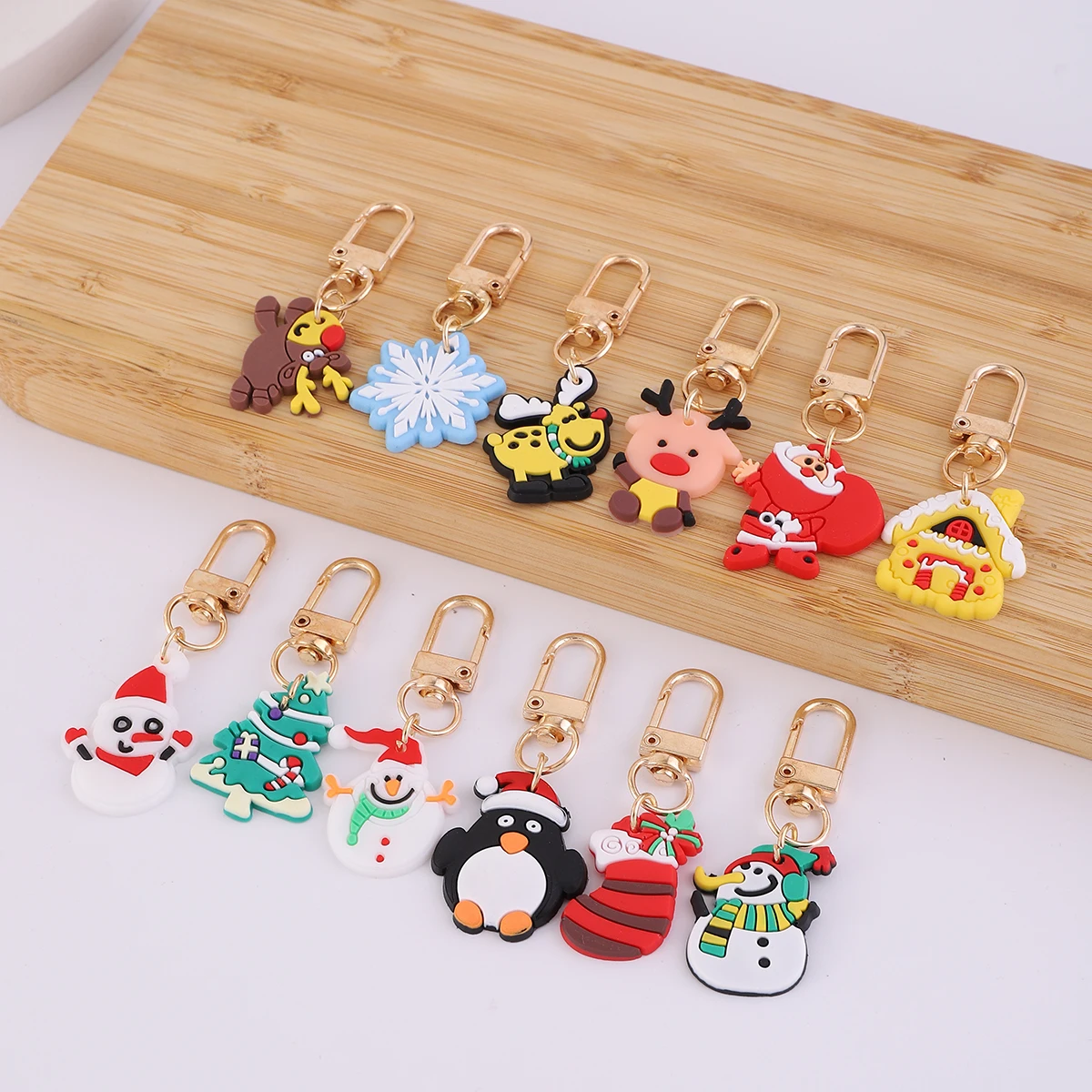 12 Stück PVC-Weihnachts-Schlüsselanhänger, Taschenanhänger, geeignet für Weihnachtsferien, kleine Geschenke, Geschenke für die Schulanfangssaison – Detail 5