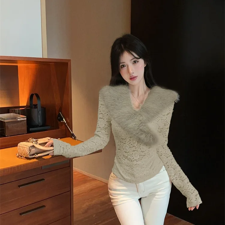 Modny koronkowy długi top z dekoltem w serek, łączony, o efekcie odmładzającym, designerski, zimowy 2025, długość ort, moda damska, irt