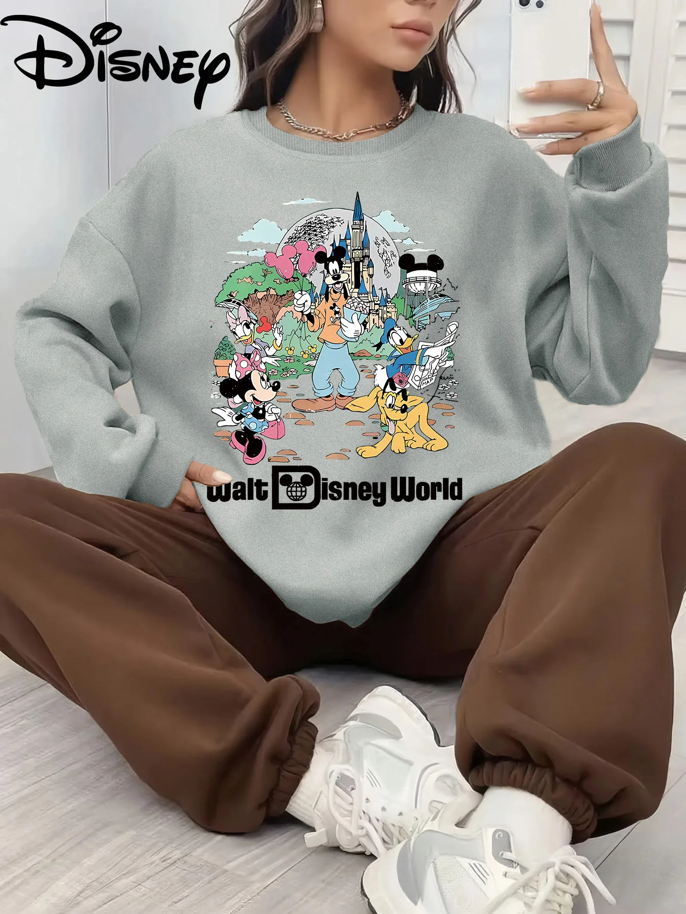سويت شيرت نسائي ميكي وميني، دونالد داك، جوفي بلوتو ودونالد داك كاسل، بلوفر رسمي للمنتجع العالمي باللون الرمادي الناعم