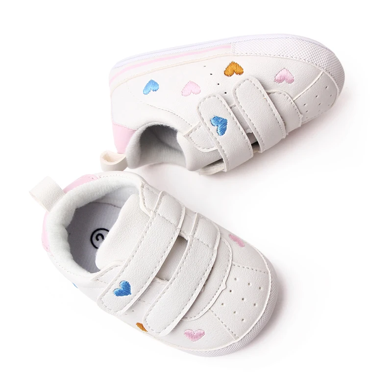 Zapatillas de deporte de cuero PU para bebé, zapatos planos antideslizantes con estrella de corazón, primeros pasos para niñas y niños