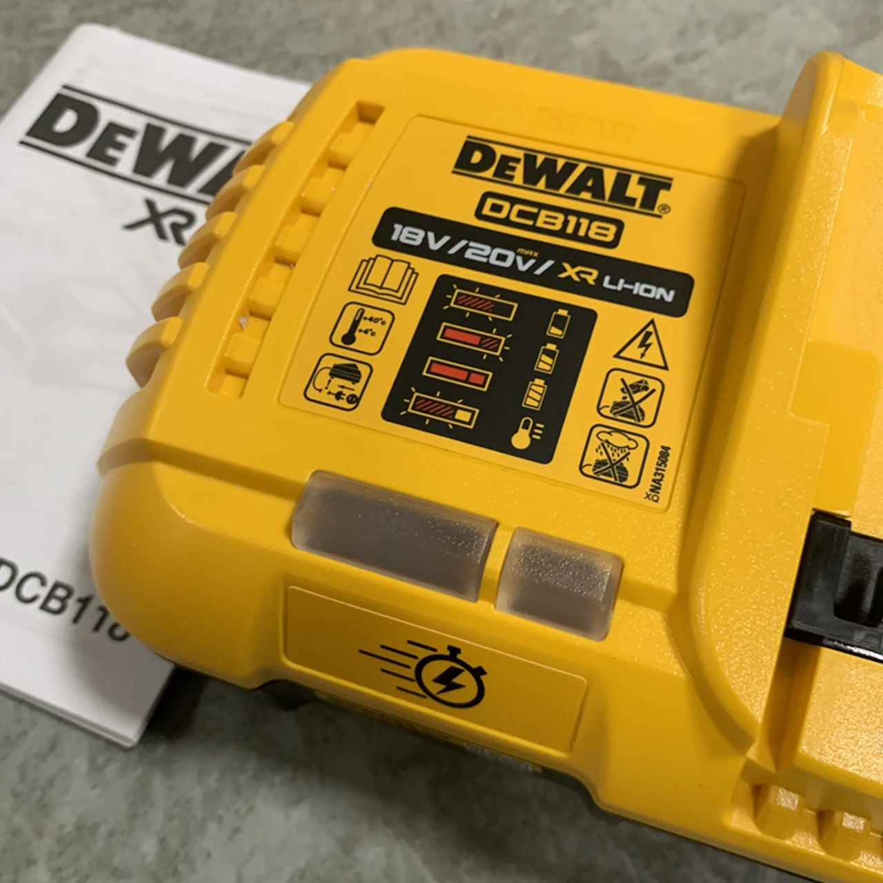 New DeWalt DCB118 20V MAX/ 60v Fan Cooled Fast Charger DCB118