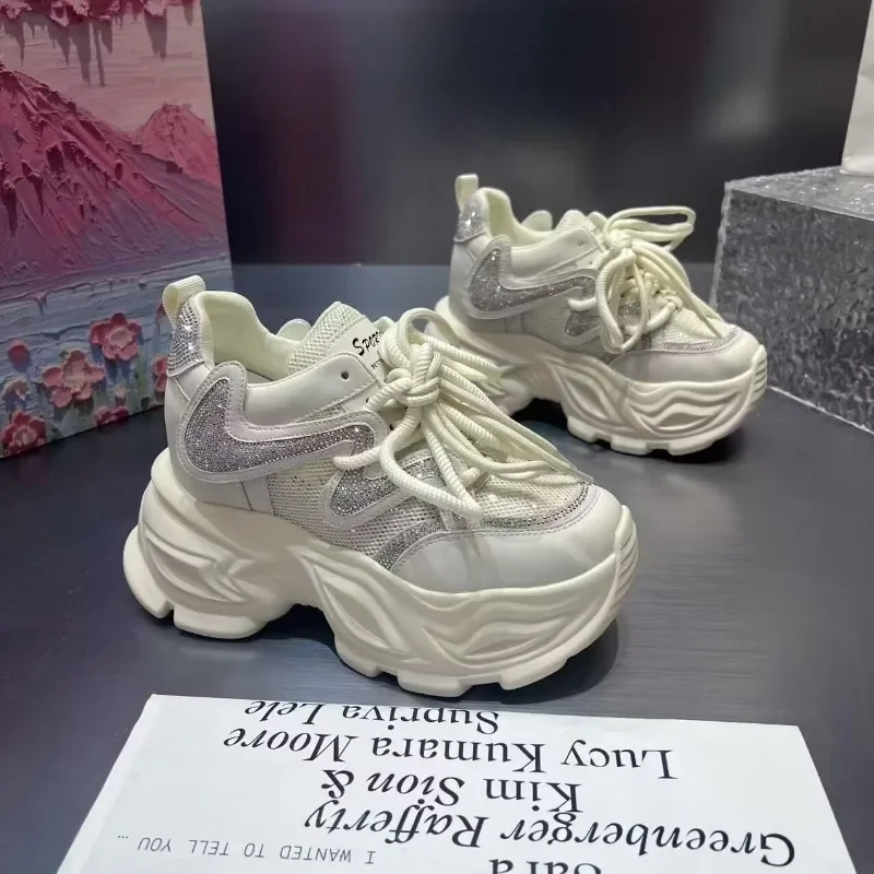 Женские модные кроссовки, новые сетчатые кроссовки с дышащей шнуровкой, повседневная обувь для маленьких людей, удлиняющие одиночные туфли на толстой подошве