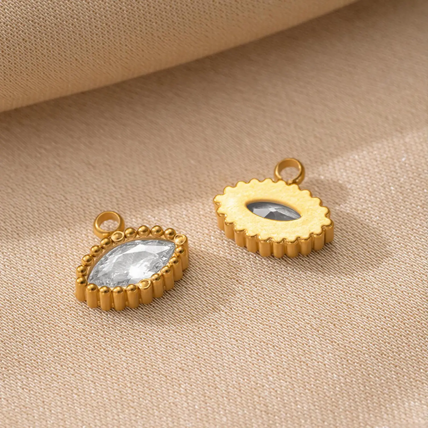 5 Stück Edelstahl-Anhänger mit winzigen, kristallklaren Zirkonia-Steinen in Herz-, Quadrat- und Tropfenform für Armbänder, Halsketten und Schmuckherstellung. – Detail 8