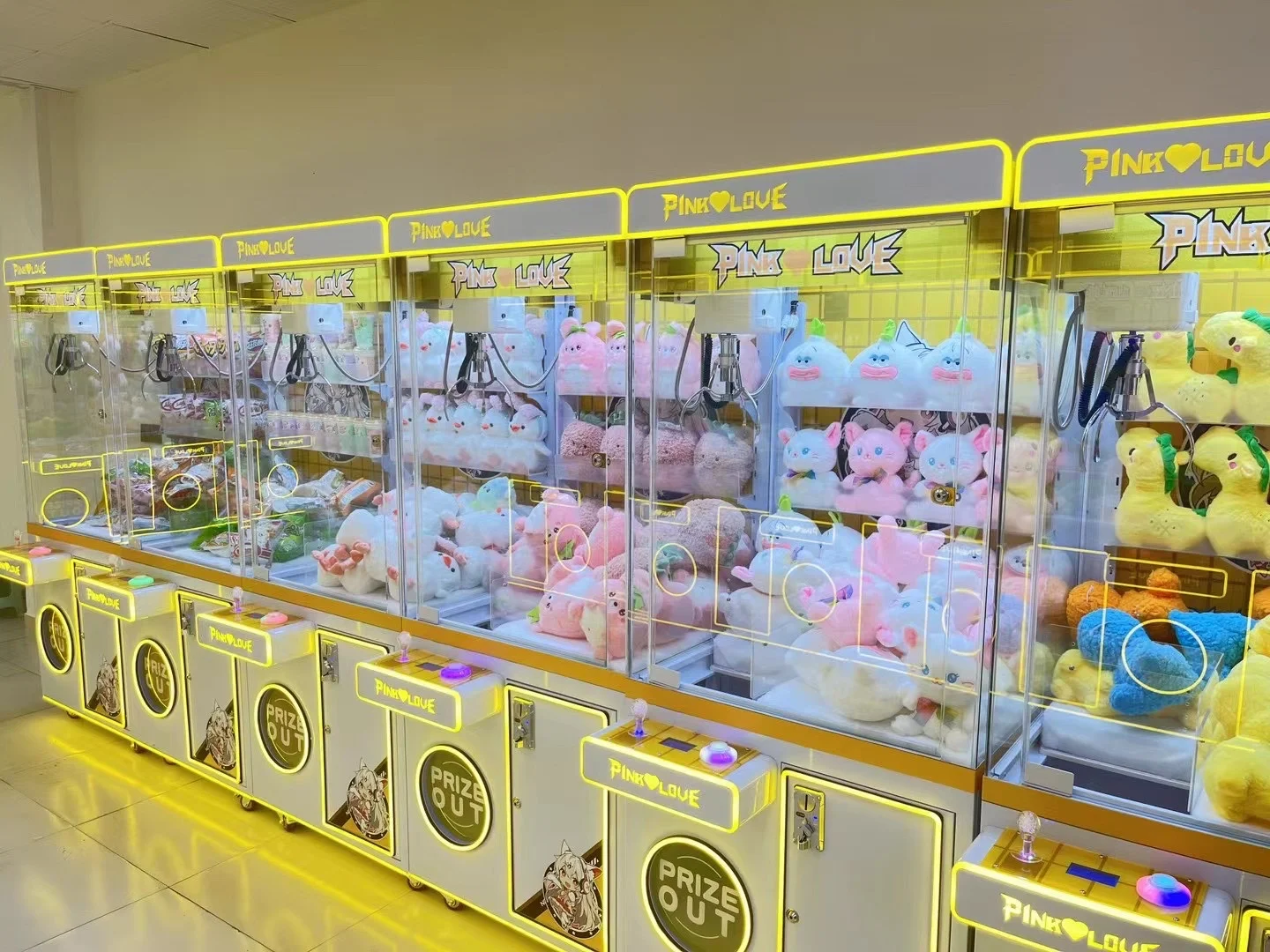 Mini muñeca grúa máquina Arcade garra grúa máquina de juego moneda operado juguete de peluche Boutique pequeño regalo máquina de juego expendedora para la venta