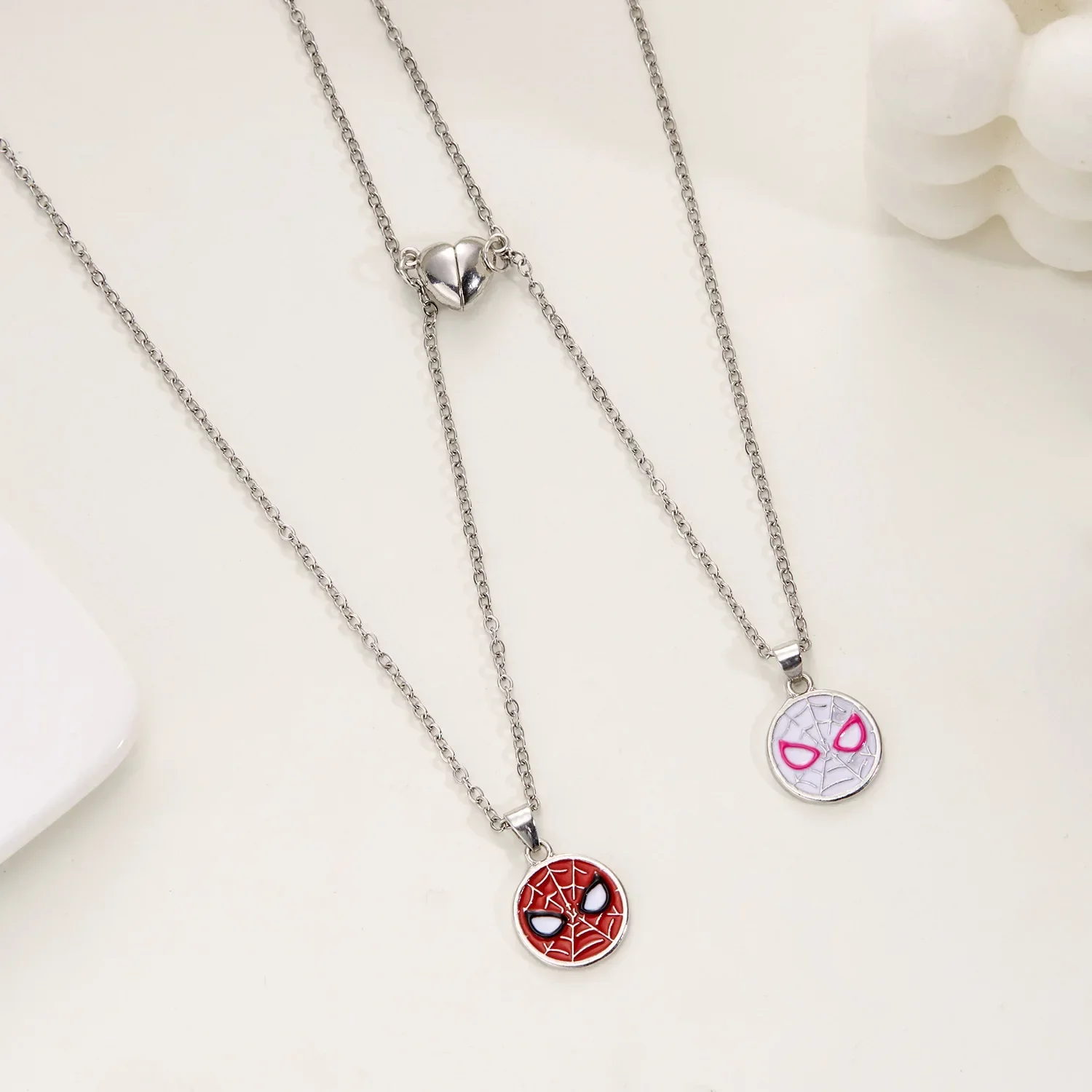 Collar de Spider Man de Disney, personaje de dibujos animados de Anime, colgante magnético en forma de corazón para niño y niña, joyería para regalos para niños