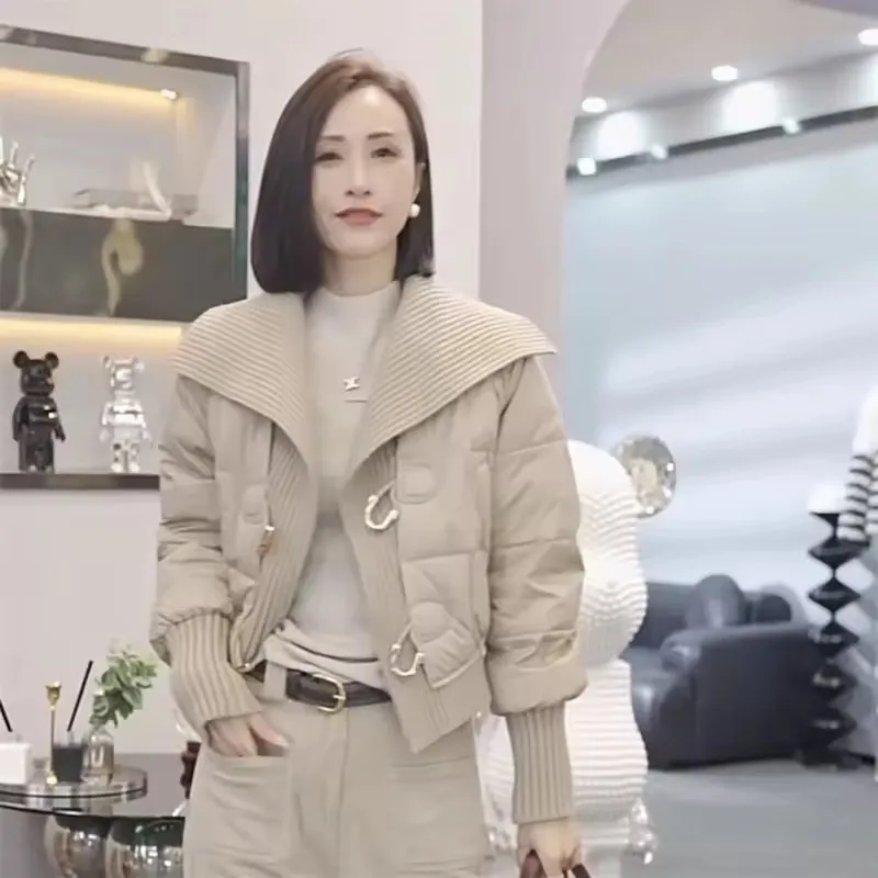 سترة شتوية جديدة بياقة مقلوبة لعام 2025 معطف نسائي قصير من القطن ملابس خارجية فضفاضة وسميكة ودافئة