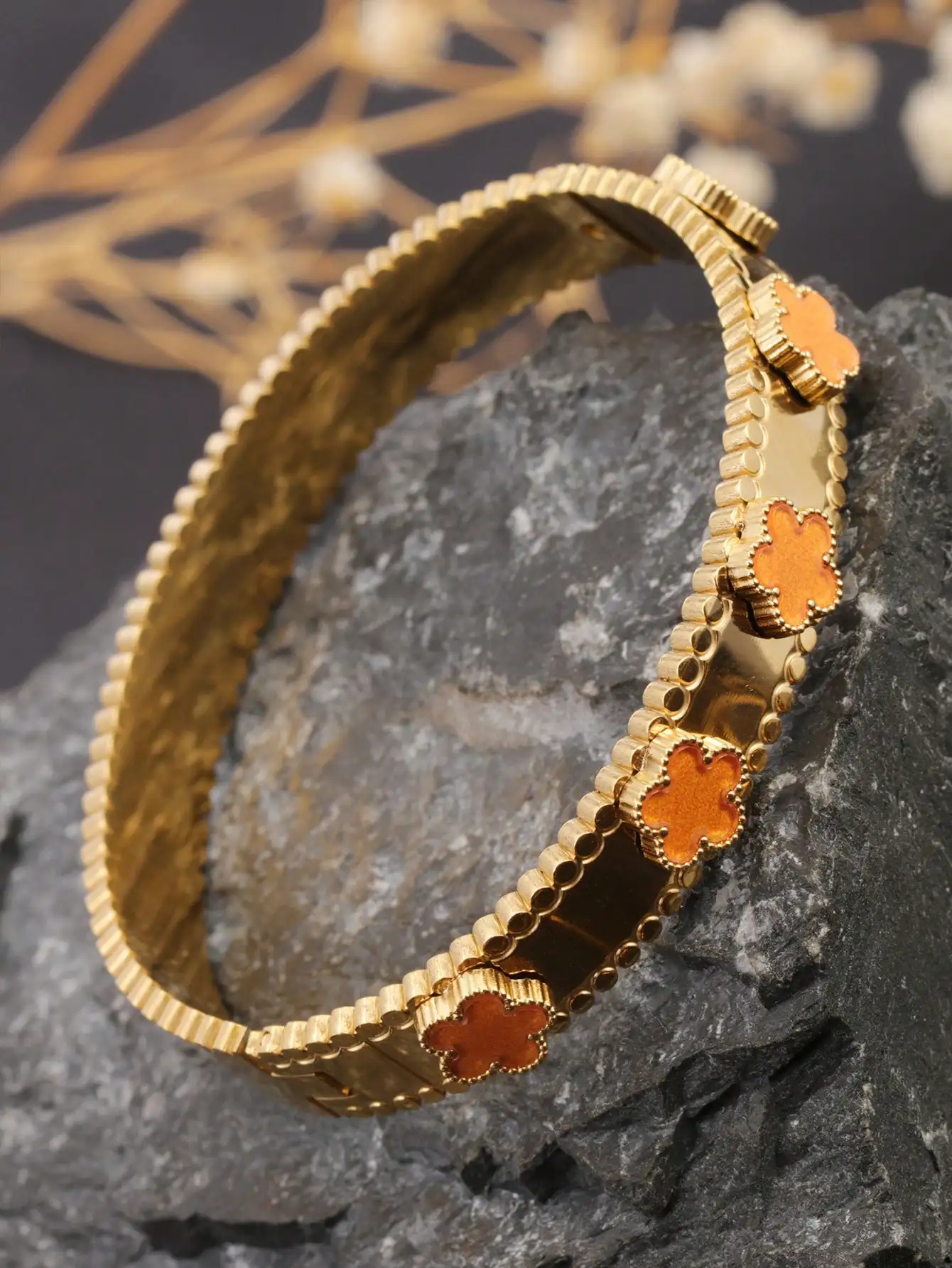 1 Piece of European and American Style Creative Niche Design Five-Leaf Flower Wide Bracelet with Five Small Flowers, 18K Gold Stainless Steel Clasp-Style Open Bracelet, Sweet and Cool Personality, Trendy and Fashionable, Versatile, Suitable for Women's Daily Wear, Parties, Gatherings, Events, Gift for Girlfriend, Gift for Friends, Social Gift-Giving