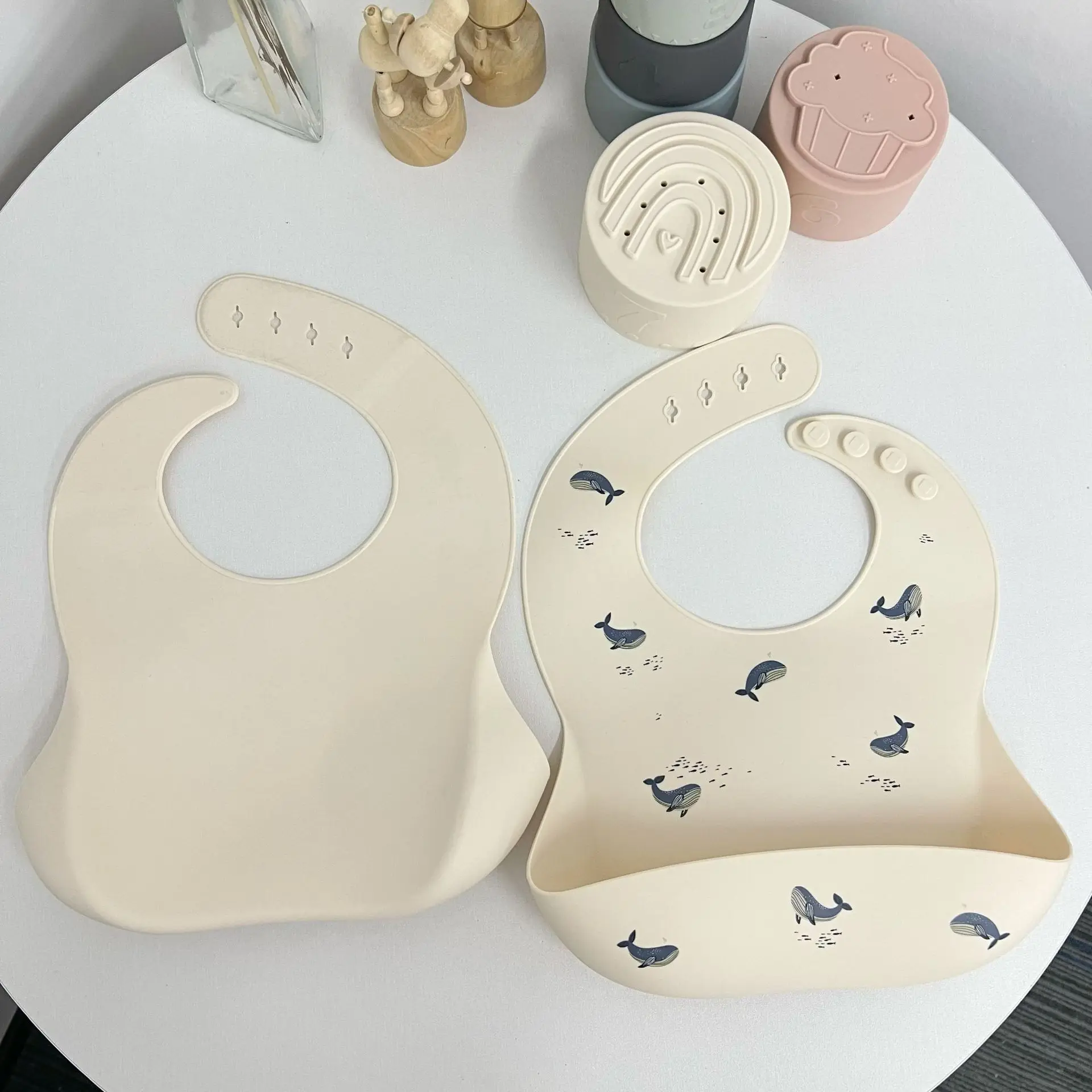 Instagram silicone baby bib food grade waterproof and oil resistant whale bib for complementary food, portable dining bag