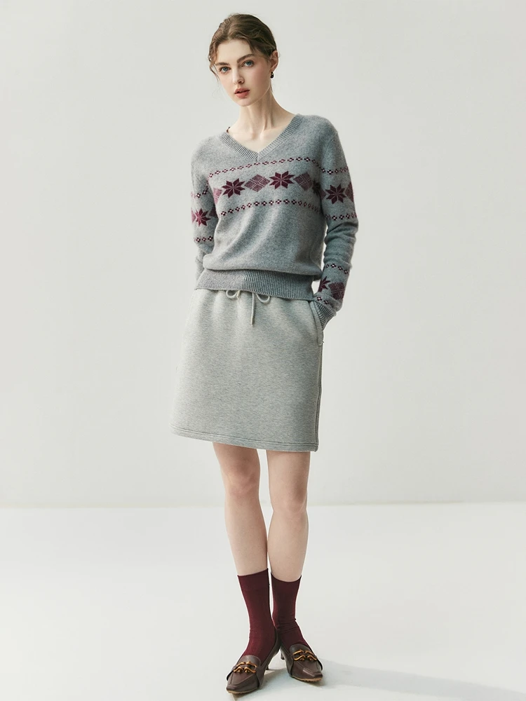 เสื้อไหมพรมแคชเมียร์ CHICUU สำหรับผู้หญิง คอลเลคชั่นฤดูใบไม้ร่วงและฤดูหนาว ลายเกล็ดหิมะ คอวี ผ้าแคชเมียร์แท้ 100% เนื้อนุ่ม อุ่นสบาย แขนยาว