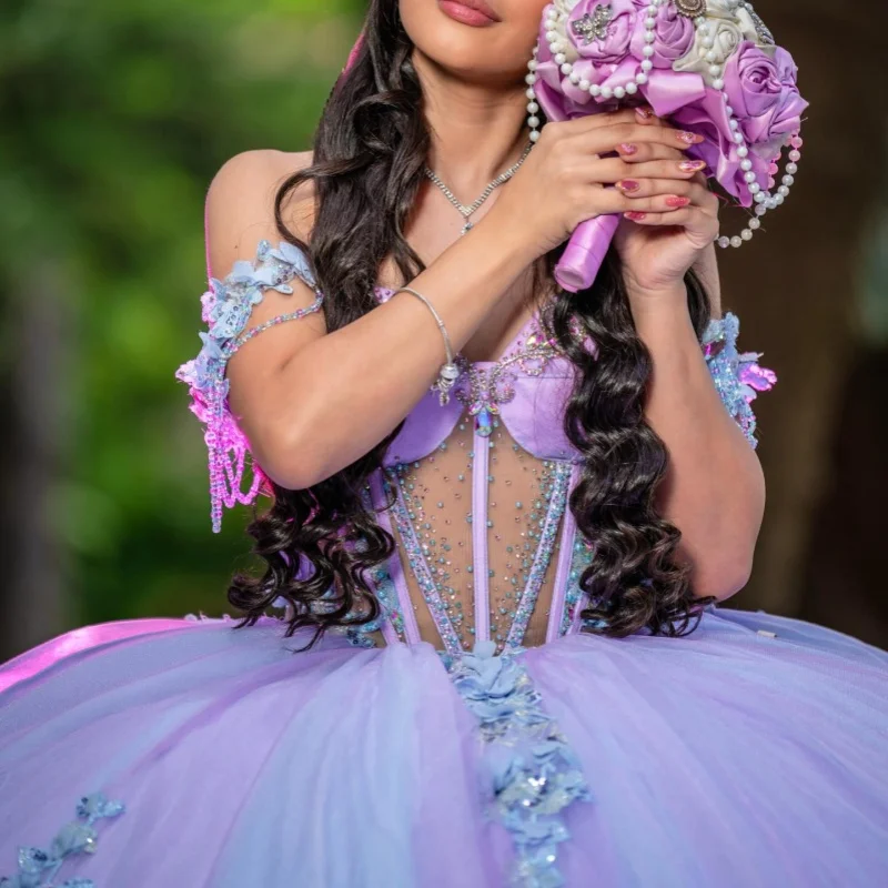 

Блестящее красное платье для квинсеаньеры с открытыми плечами, украшенное цветами и кристаллами, с длинным шлейфом, платье для 15-летия. ﻿ Индивидуальный заказ