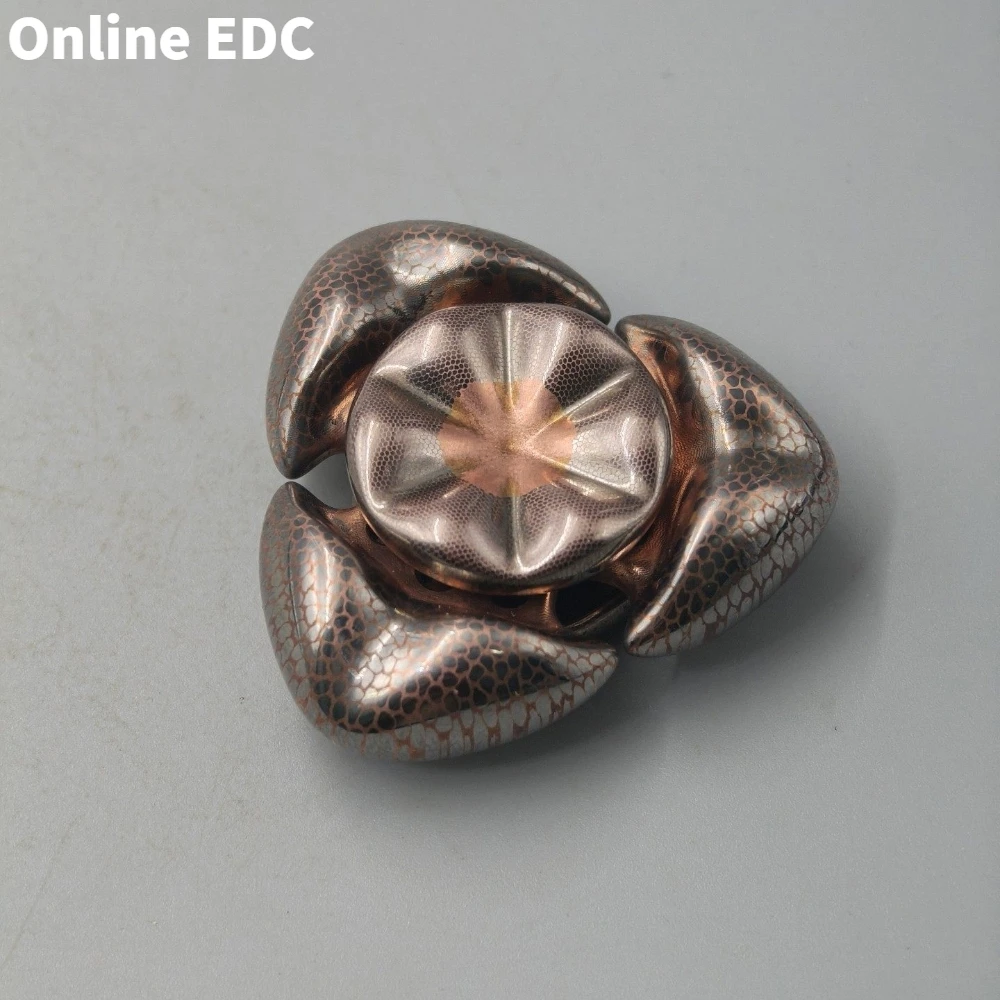 المملوكة مسبقًا تصميم المطر EDC Superconductor التعامل مع الحبار يشعر ثلاثة شفرات تململ سبينر ألعاب متململة للبالغين