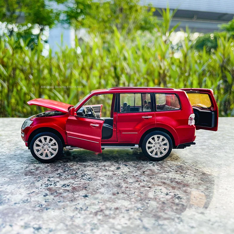 MSZ 1:33 Mitsubishi Pajero 4WD Turbo red alloy car model children\'s toy car die-casting with sound and light pull back function