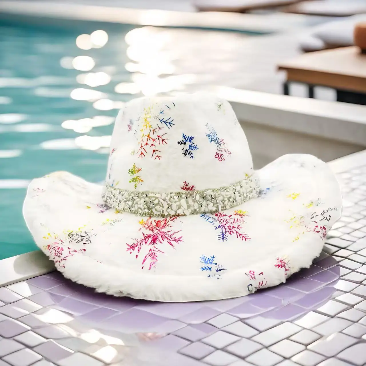 หมวกคาวบอยปักเลื่อมสีขาว HongLuan พร้อมหมวกคาวบอยขนปุยประดับคริสตัลสำหรับผู้หญิง อุปกรณ์เสริมคอสเพลย์คาวบอยหญิง และหมวกคาวเกิร์ล