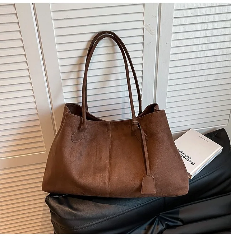 Damen-Schultertasche aus braunem Kunstwildleder, Lässiger Minimalistischer Stil für Tägliche Aufgaben, Wochenendausflüge & Alltägliche Arbeitshandtasche – Detail 9