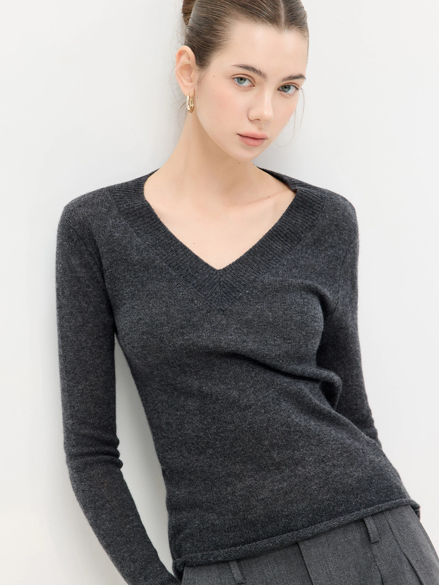 

Женская шерстяная вязаная базовая футболка с V-образным вырезом, облегающая, для ношения под одеждой, весна 2026, повседневная, из чистой шерсти, для электронной коммерции