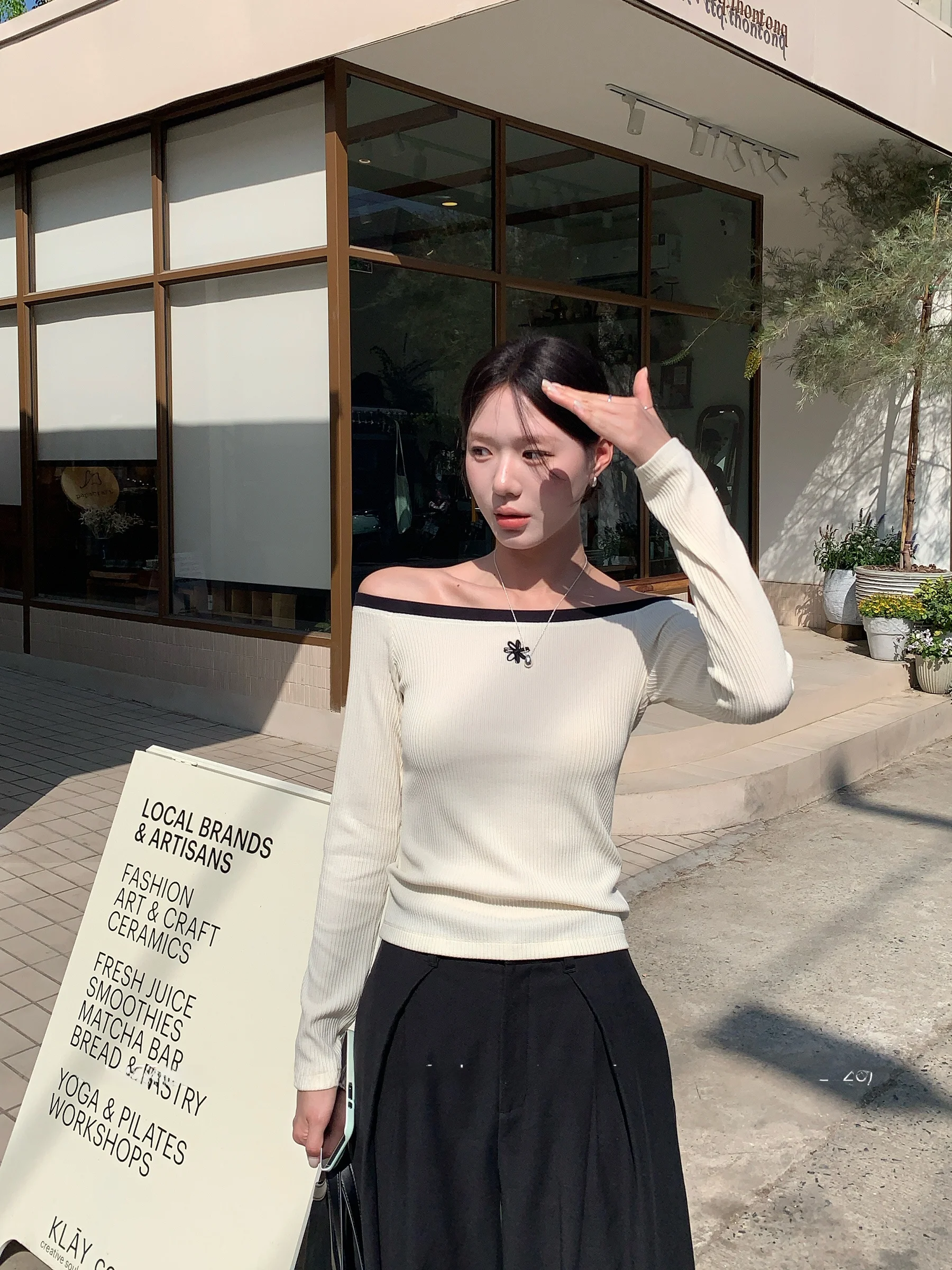 

Ele Long Sve T-irt Embroidered Large Flowers One oulder Neline Slim Fit Early Spring Gentle Sle Women's Top