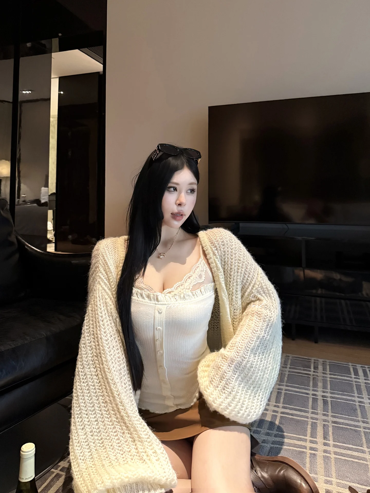 

Комплект из двух предметов: кружевной укороченный топ и свободный свитер для женщин, осень 2025, повседневный стиль, с длинными рукавами, V-образным вырезом и дизайнерскими вставками