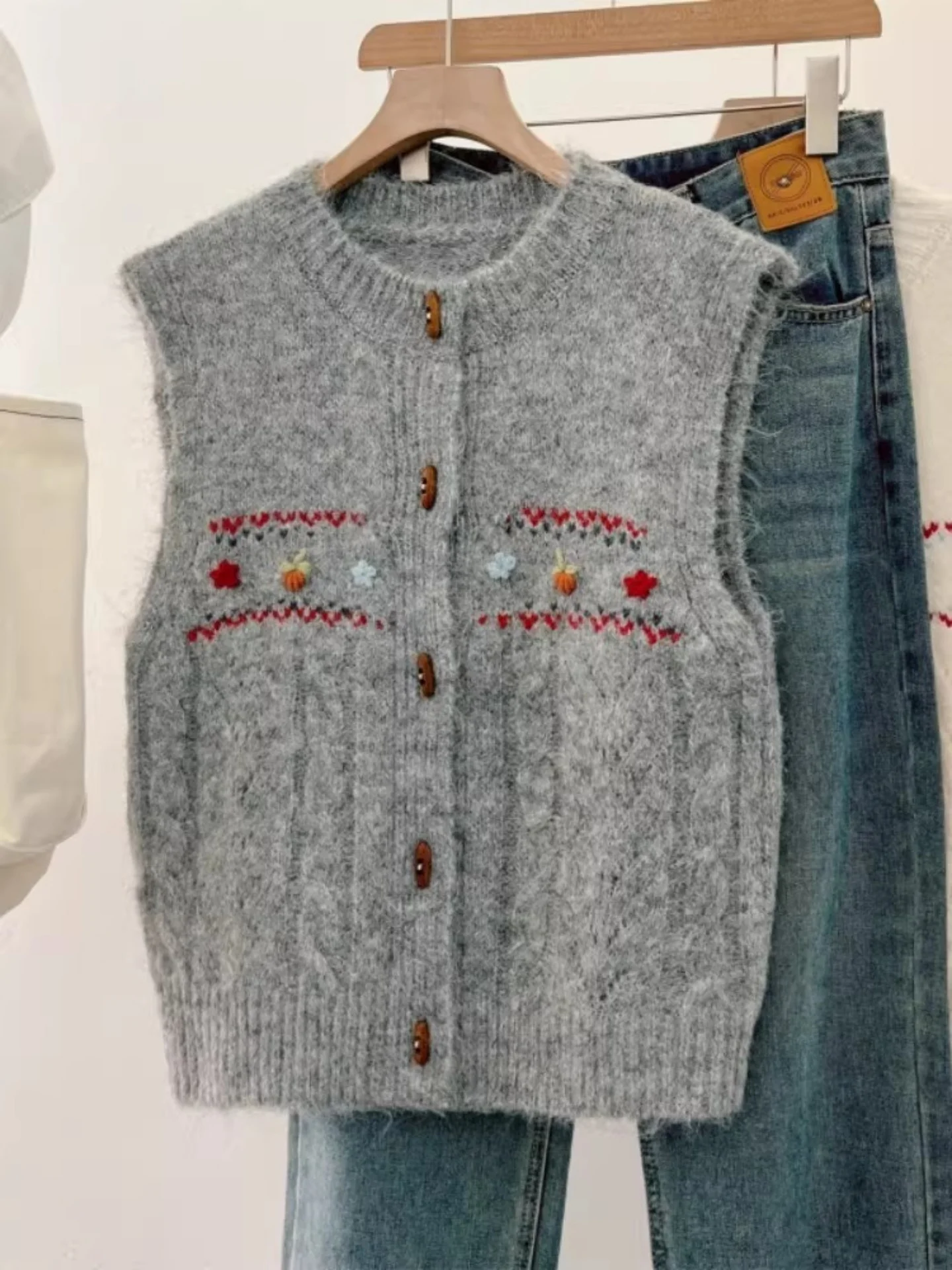 

ay Knitted Vest Outerwear Women's Spring Early 2026 Large Size Fat MM Layering Svel Top Button Design Casual Sle