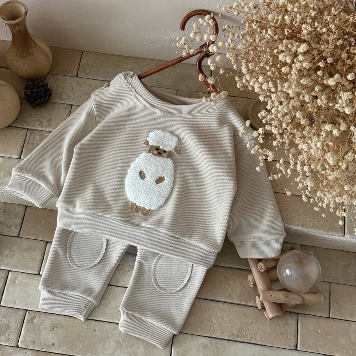 Koreanisches Unisex-Baby-Lammfell-Handtuch mit Stickerei, 2-teiliges Outfit, Frühling/Herbst, geripptes Rundhals-Oberteil & Knieschoner-Hose, Babykleidung – Detail 1