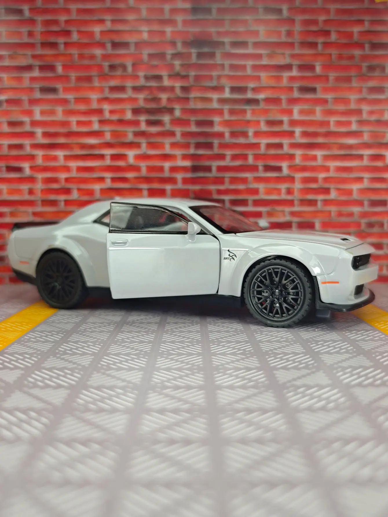Colección de adornos de coche de aleación SRT 1:32, acústico-óptico, modelo superrunning para niños, regalos, mano de obra fina