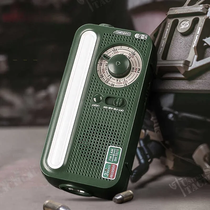 

Немецкое многофункциональное аварийное устройство: Радиоприемник с ручным генератором и солнечной зарядкой, мощный фонарь для ситуаций аварийного характера.